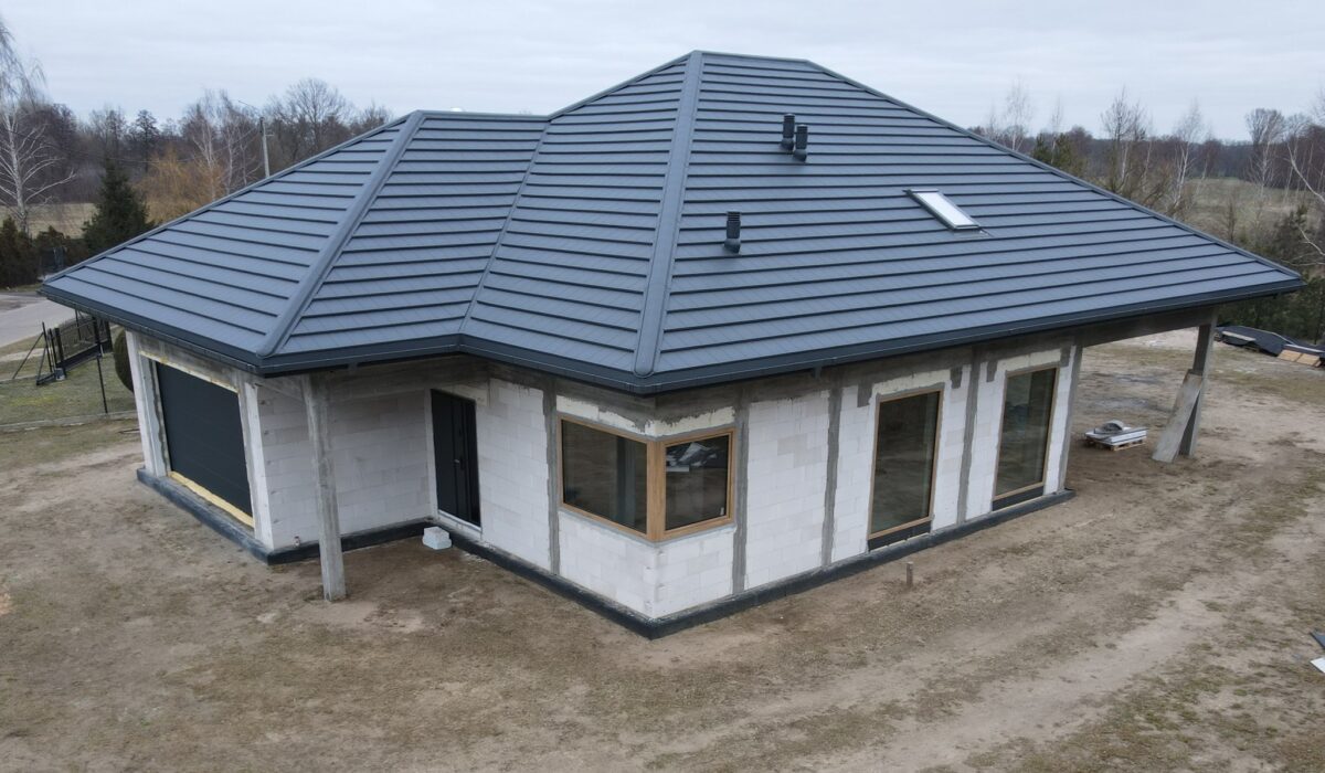 Nowoczesna realizacja z blachodachówką Budmat Garda D-Matt 7016