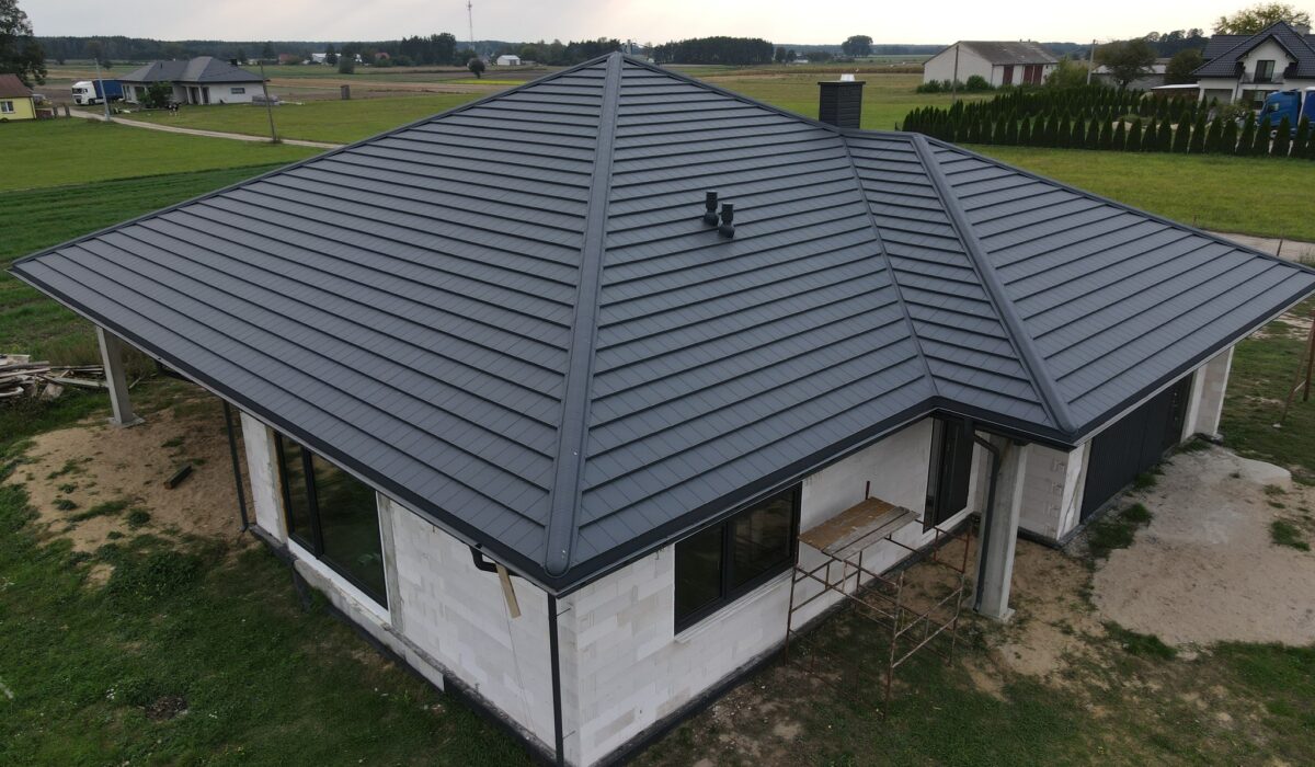 Nowoczesne pokrycie dachu – Budmat Garda i rynna stalowa Flamingo