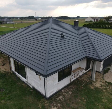 Nowoczesne pokrycie dachu – Budmat Garda i rynna stalowa Flamingo