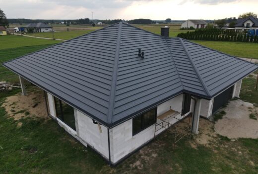 Nowoczesne pokrycie dachu – Budmat Garda i rynna stalowa Flamingo