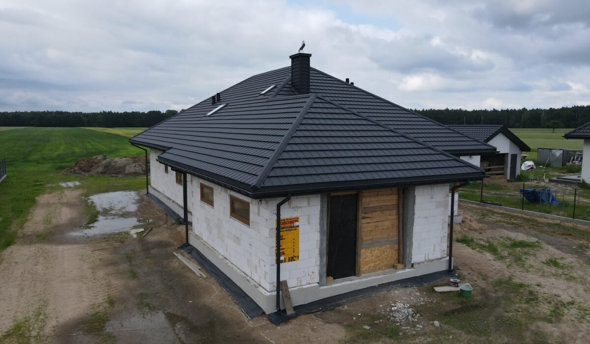 Solidny dach z blachodachówką Blachotrapez Trend — funkcjonalność, estetyka i trwałość na lata