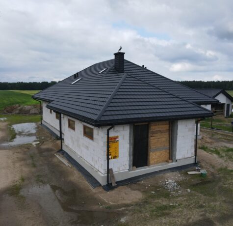 Solidny dach z blachodachówką Blachotrapez Trend — funkcjonalność, estetyka i trwałość na lata