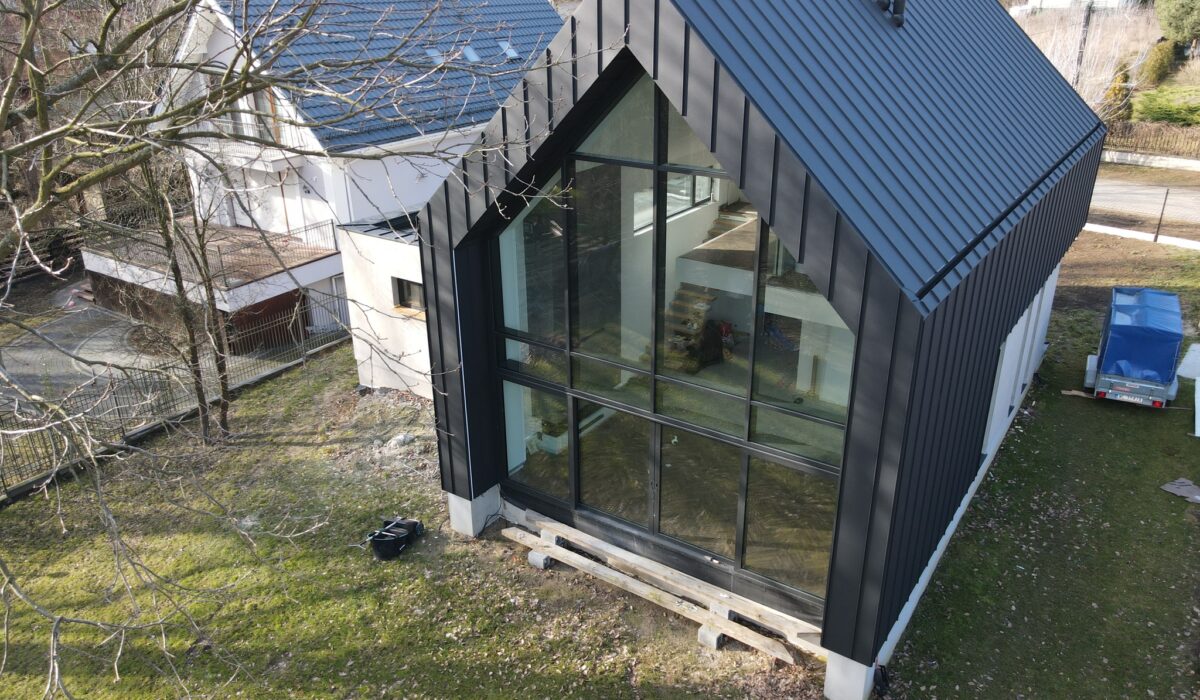 Pokrycie Dachowe z Paneli w Czerni