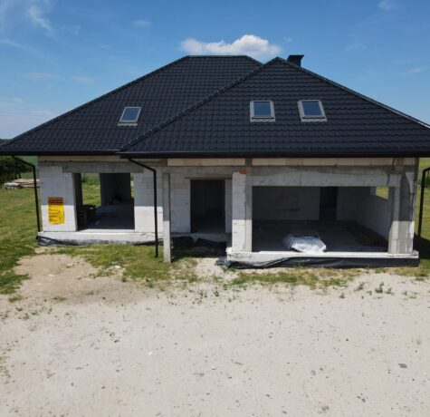 Blachodachówka modułowa firmy Blachotrapez Enigma w powłoce Superior HB 9005